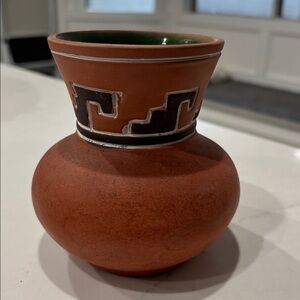Vintage Myan Aztec Folk Art Pottery Vase 
Signed Leopoldo De Mexico